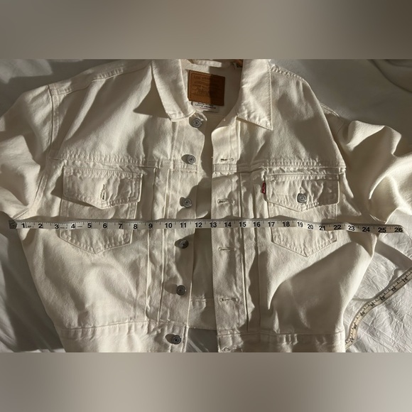 White Levi’s Denim Jacket - Picture 6 of 6